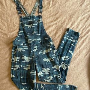 Camp print over alls